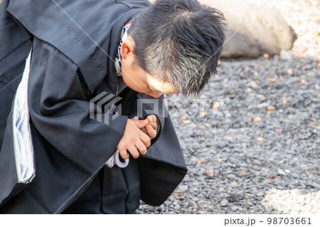 七五三詣りをする袴姿の男の子 七五三詣りをする袴姿の男の子 98703661