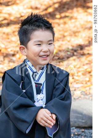 七五三詣りをする袴姿の男の子 七五三詣りをする袴姿の男の子 98703662