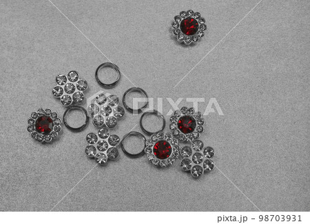 背景素材　色々な綺麗なアクセサリー 98703931
