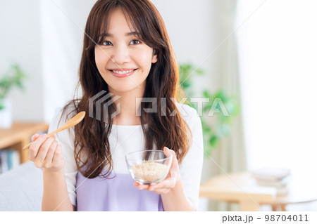 食事　オートミール　ライフスタイル　リビング　女性 98704011