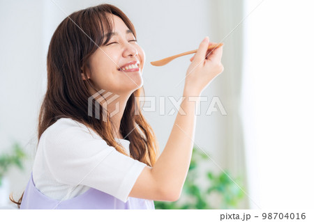 食事　ライフスタイル　リビング　女性 98704016