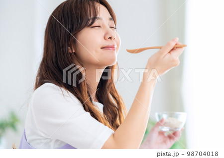 食事　オートミール　ライフスタイル　リビング　女性 98704018