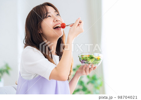 食事 ライフスタイル リビング 女性 サラダ ダイエット 食事 ライフスタイル リビング 女性 サラダ ダイエット 98704021