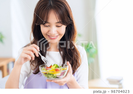食事　ライフスタイル　リビング　女性　サラダ　ダイエット 98704023