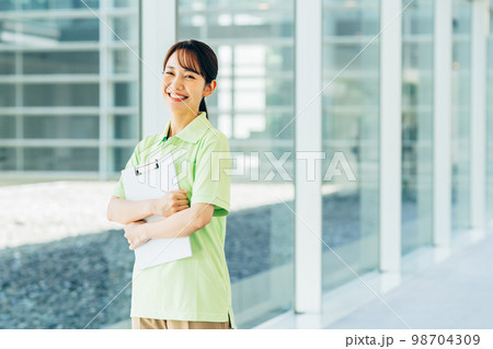 介護福祉士の若い女性 介護福祉士の若い女性 98704309