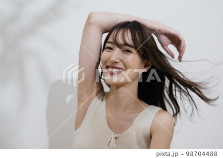 笑顔の女性、スキンケア・脱毛イメージ 98704488