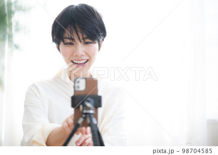 スマホで動画配信をする可愛いらしい女性 98704585