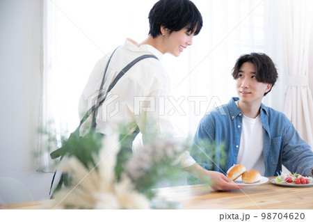 朝食を運んでくる奥さん 98704620