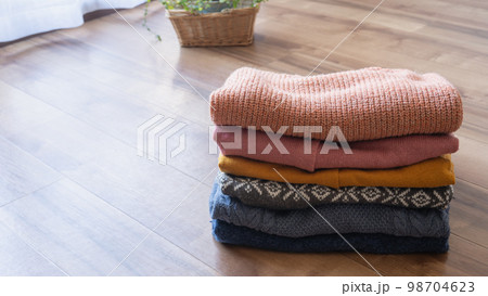 たたまれた冬物の服｜洗濯物・衣替え・リサイクル　イメージ 98704623