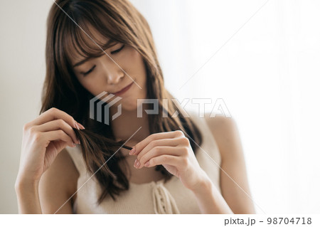ダメージヘア・枝毛・癖毛に悩む女性 98704718