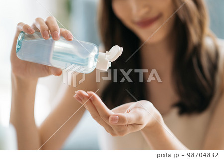 スキンケアをする女性・化粧水をつける女性 スキンケアをする女性・化粧水をつける女性 98704832