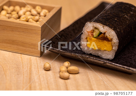 節分、恵方巻き 98705177