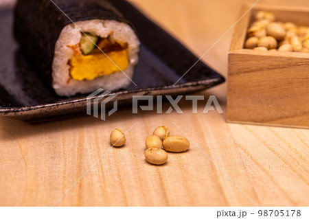 節分、恵方巻き 節分、恵方巻き 98705178