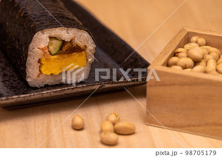 節分、恵方巻き 節分、恵方巻き 98705179