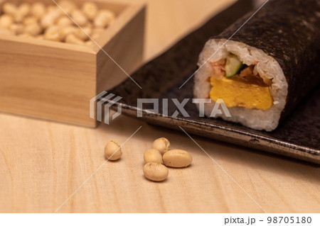 節分、恵方巻き 98705180