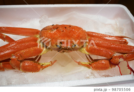 箱に入った新鮮な松葉カニ 箱に入った新鮮な松葉カニ 98705506