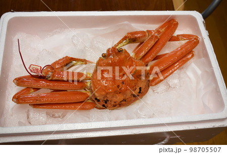 箱に入った新鮮な松葉カニ 98705507