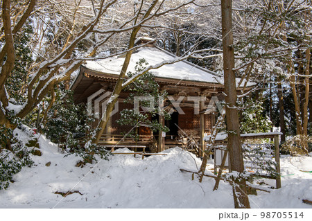雪が積もる中尊寺で峯薬師堂を望む(岩手県) 雪が積もる中尊寺で峯薬師堂を望む(岩手県) 98705514