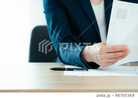 応募書類を見る人事担当者 98705569
