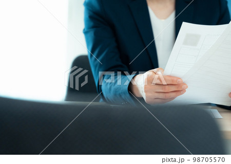 応募書類を見る人事担当者 98705570