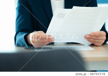 応募書類を見る人事担当者 応募書類を見る人事担当者 98705576