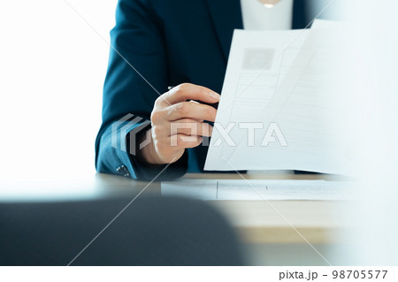応募書類を見る人事担当者 98705577
