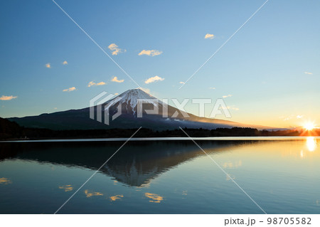 田貫湖の逆さ富士と日の出 98705582