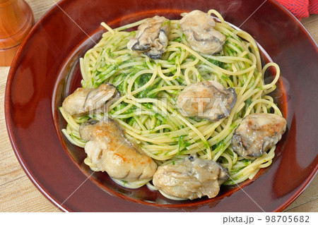 オリジナルレシピ。冬の牡蠣と青のり（アオサ）の和風醤油パスタ（こぶ茶）。 98705682