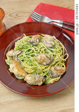 オリジナルレシピ。冬の牡蠣と青のり(アオサ)の和風醤油パスタ(こぶ茶)。 オリジナルレシピ。冬の牡蠣と青のり(アオサ)の和風醤油パスタ(こぶ茶)。 98705683