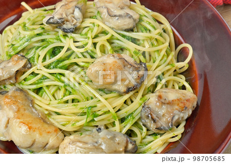 オリジナルレシピ。冬の牡蠣と青のり（アオサ）の和風醤油パスタ（こぶ茶）。 98705685