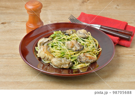 オリジナルレシピ。冬の牡蠣と青のり（アオサ）の和風醤油パスタ（こぶ茶）。 98705688