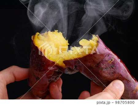 湯気が出る焼きたての"焼き芋"の写真 湯気が出る焼きたての"焼き芋"の写真 98705800