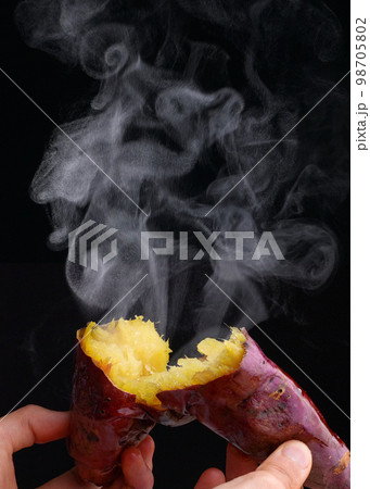 湯気が出る焼きたての"焼き芋"の写真 98705802