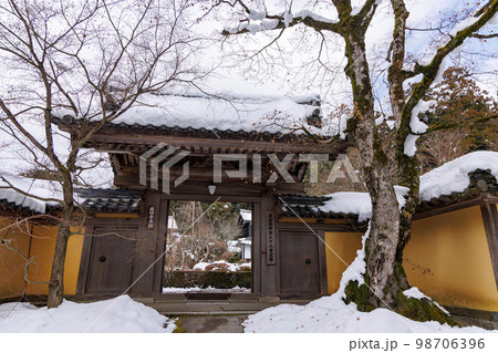 湖東三山　西明寺　雪景色 98706396
