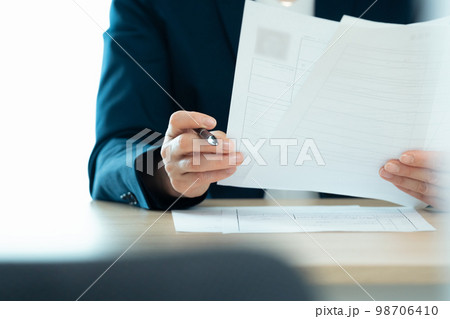 応募書類を見る人事担当者 98706410