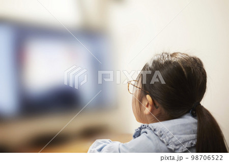 パソコンモニターで動画配信を見る子供の女の子 98706522