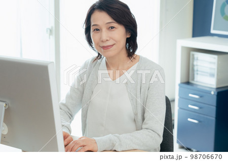 パソコン作業をするミドル女性 98706670