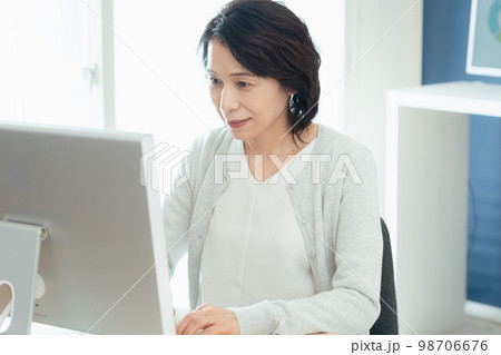 パソコン作業をするミドル女性 98706676