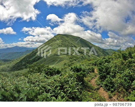 稜線登山道からの余市岳山頂と青空 稜線登山道からの余市岳山頂と青空 98706739