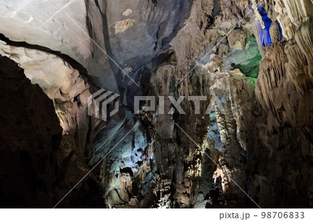 ベトナム フォンニャケバン国立公園 フォンニャ洞窟の鍾乳石 98706833