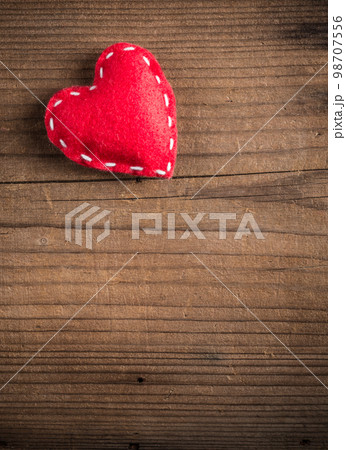 Red felt heart 98707556