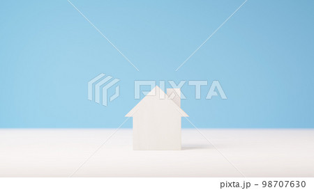 水色の背景に木の小さいおもちゃの家。窓なし。住宅、不動産、戸建て、新生活のイメージ。（横長） 98707630