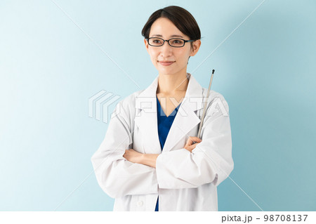 白衣を着ている若い女性　医療イメージ 98708137