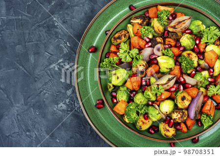 Vegetable salad with grilled vegetables 98708351