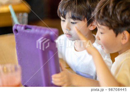 子供 男の子 二人 98708445