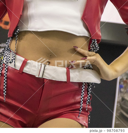 ポーズをとる女性のお腹、お臍 ポーズをとる女性のお腹、お臍 98708793