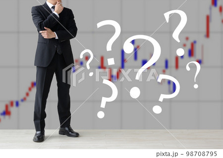 株価のチャートと疑問を感じるスーツを着た男性 98708795