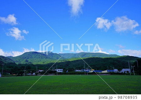 道の駅よってけ!島牧からの狩場山と青空 道の駅よってけ!島牧からの狩場山と青空 98708935