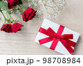 プレゼントと赤いバラ 98708984