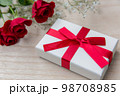 プレゼントと赤いバラ 98708985
